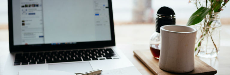 Agenda posé devant un ordinateur