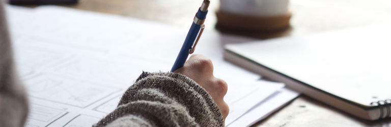 Personne qui prend des notes