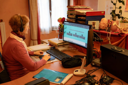 Cathy Chicard prend un appel téléphonique