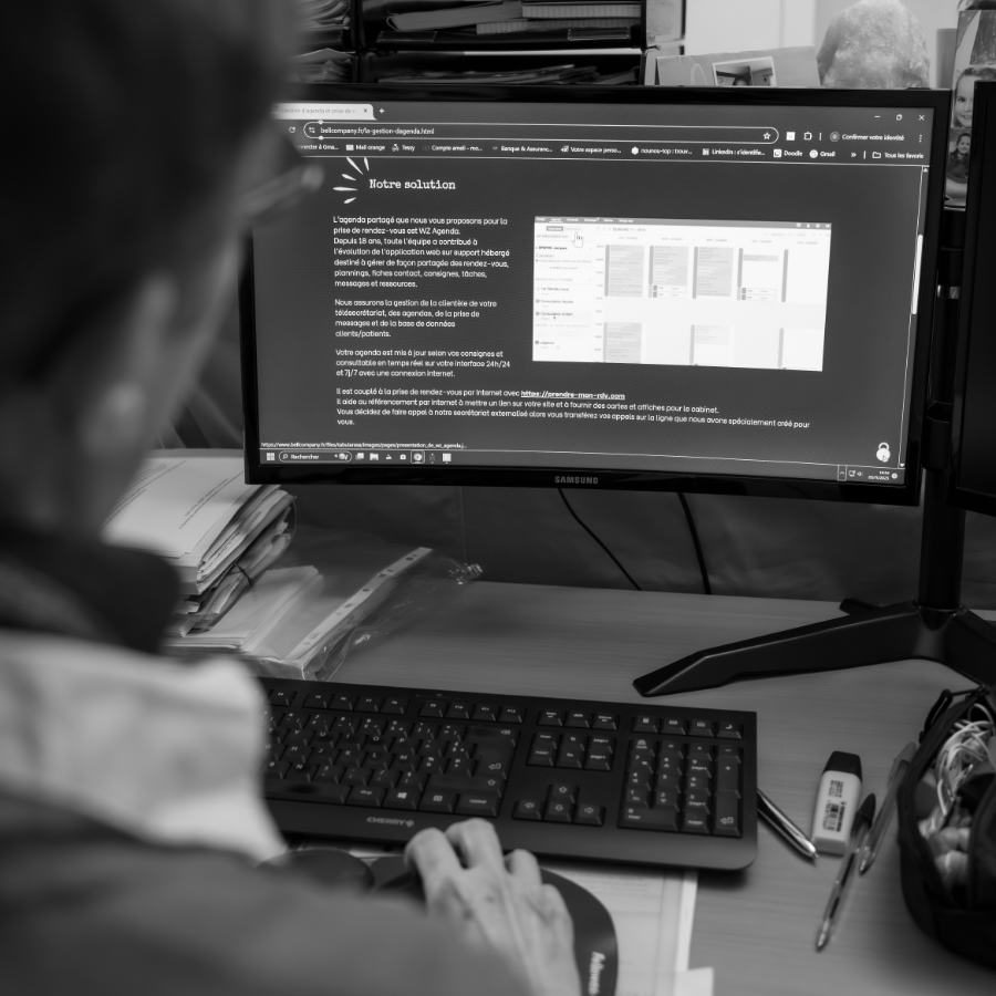 Cathy qui prend des notes sur un clavier.